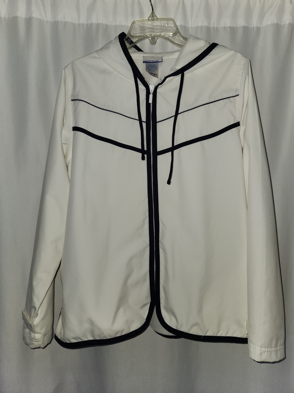 Reebok White Hooded Zip Jacket with Navy Trim #sporty #minimalist #modern #layer